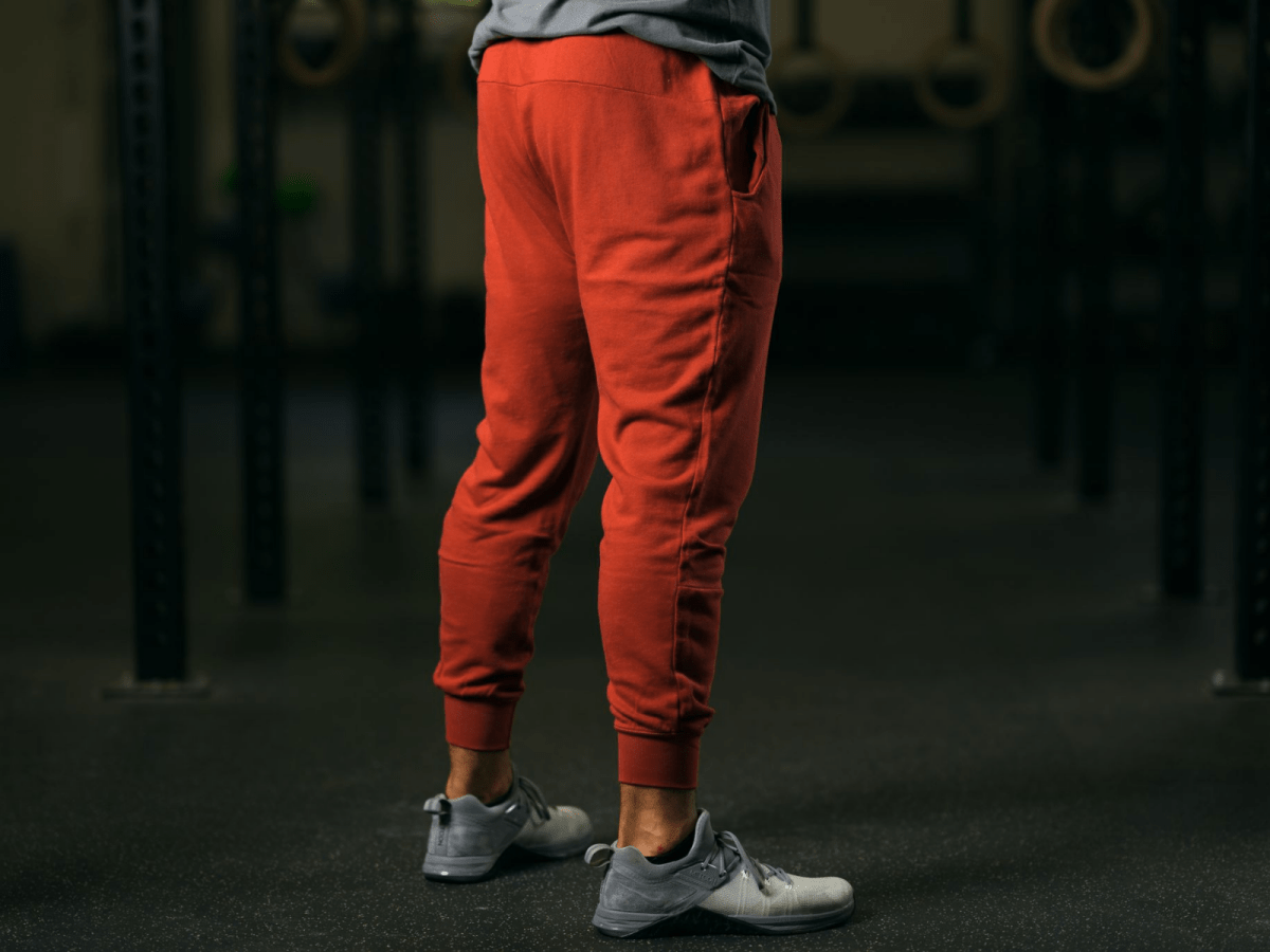 Red joggers mens outfit shop